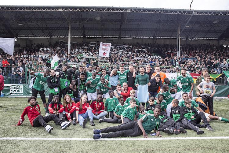 Photo de famille à la fin du match
