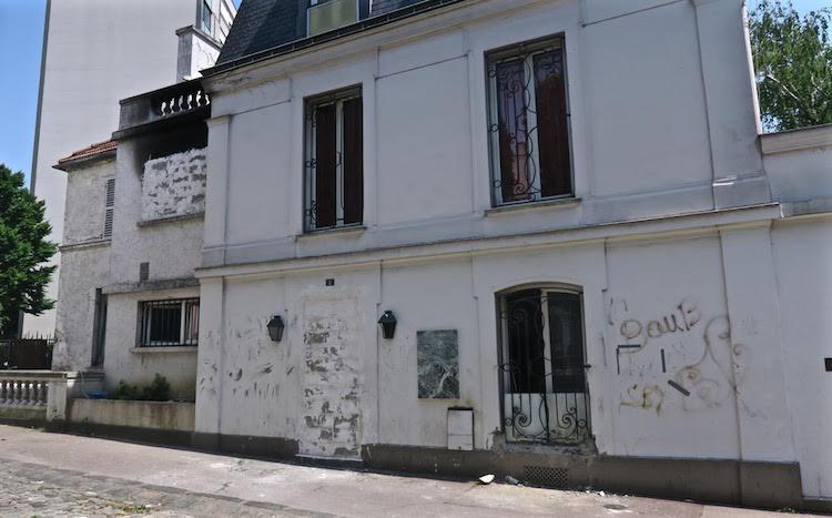 L’entrée murée de l’ancien squat place de la Heunière