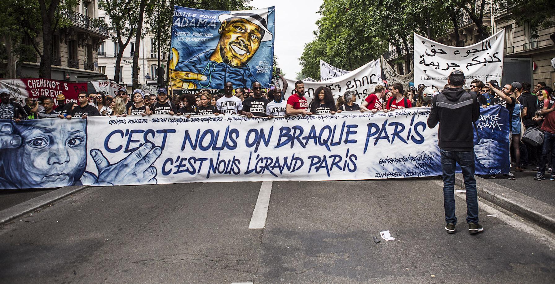Les quartiers et militants décoloniaux en tête de cortège