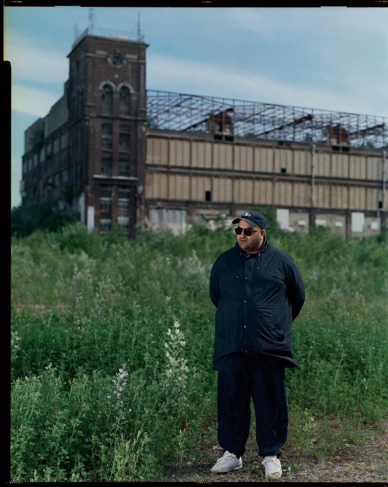 Abdallah Haddouche devant les restes de la Lainière.