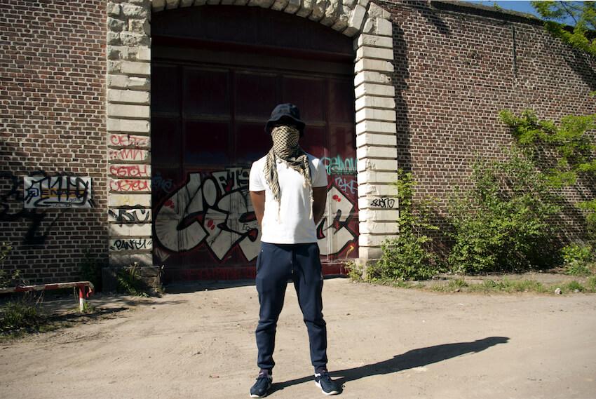 Billal devant la prison de Loos