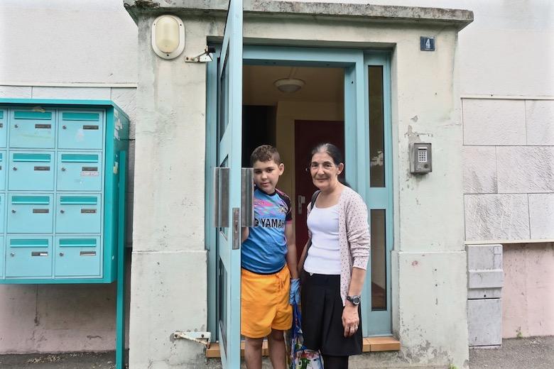 Reda et son petit-fils Allan devant la cité Paul-Langevin, à Champigny