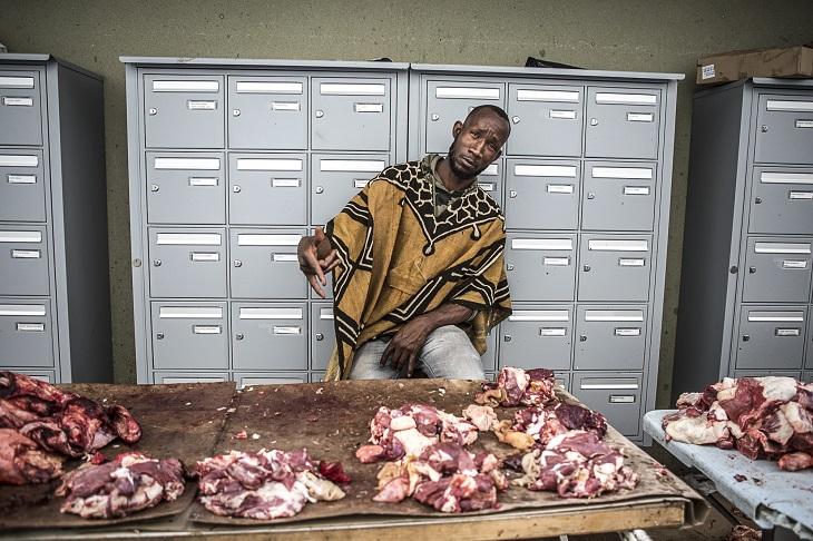 Il prépare des brochettes.