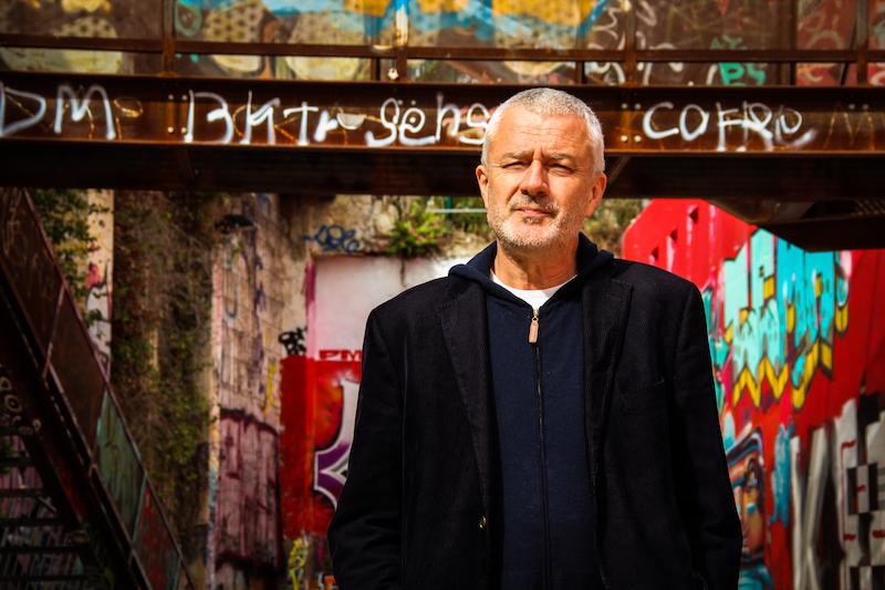 Il plisse les yeux devant le soleil couchant.