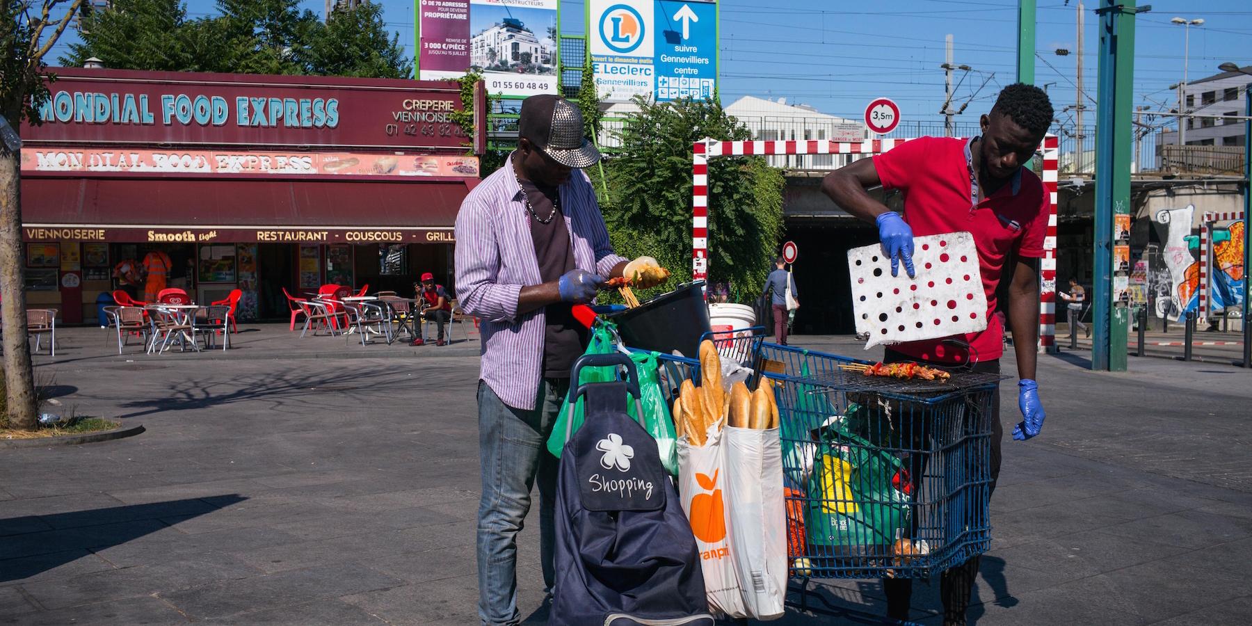 La vraie vie des vendeurs de brochettes de Saint-Denis 