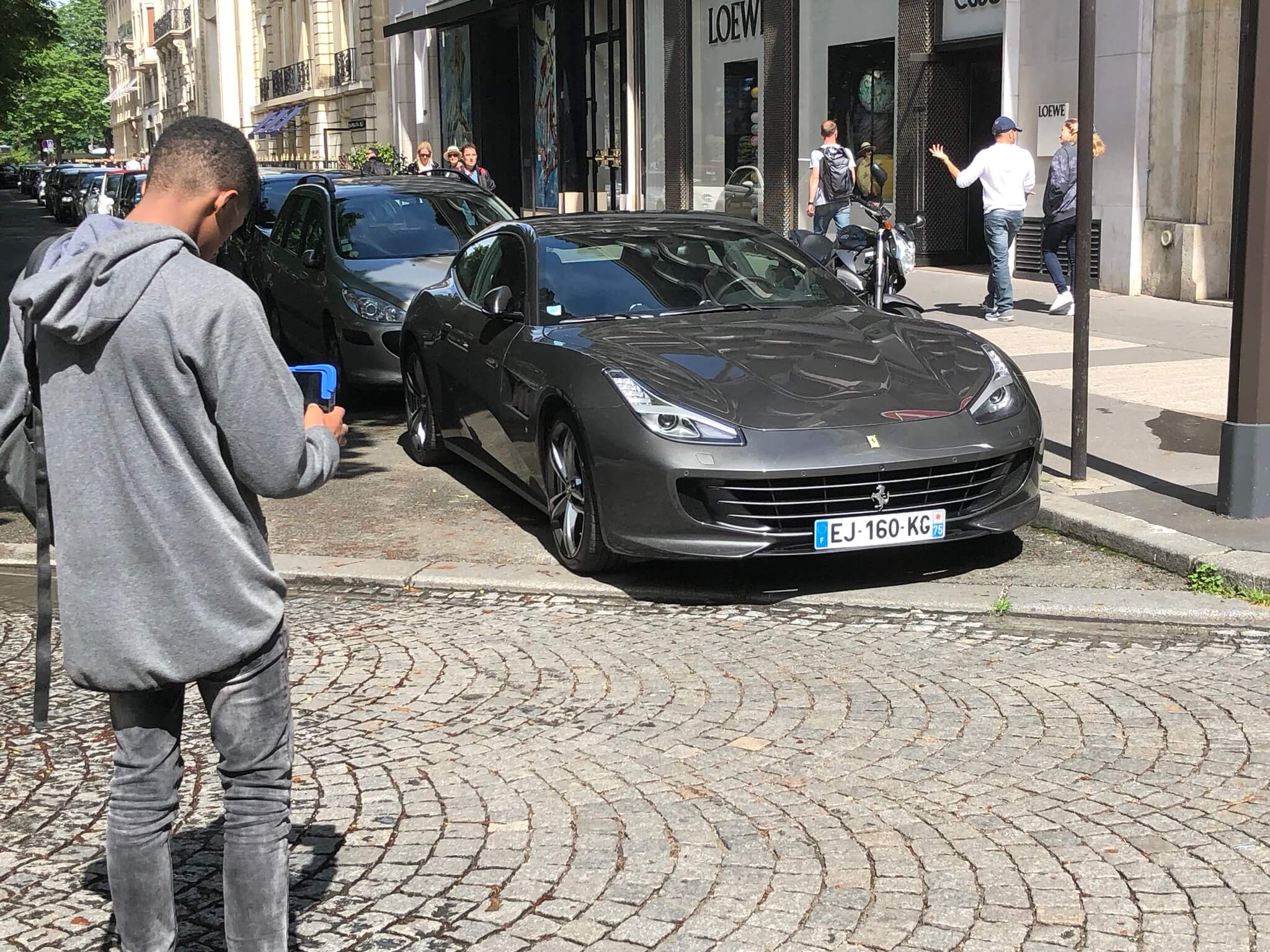 Car-spotteur : ces ados instagrammeurs qui chassent les voitures de luxe