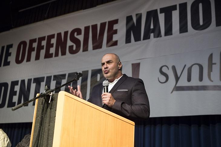 Serge Ayoub à la tribune du rassemblement organisé par Synthèse nationale, en 2016