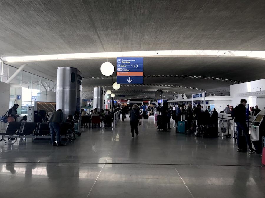 Dans le hall, ils se fondent dans la foule des voyageurs.