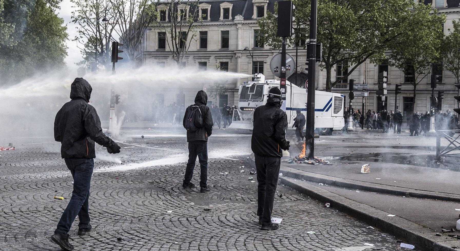 Le 1er mai, la police a bien arrosé les manifestants avec un produit à base de restes d’animaux