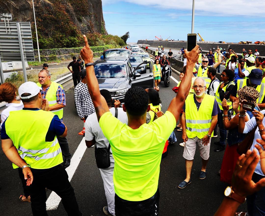 À La Réunion, des gilets jaunes à « la révolution sociale »