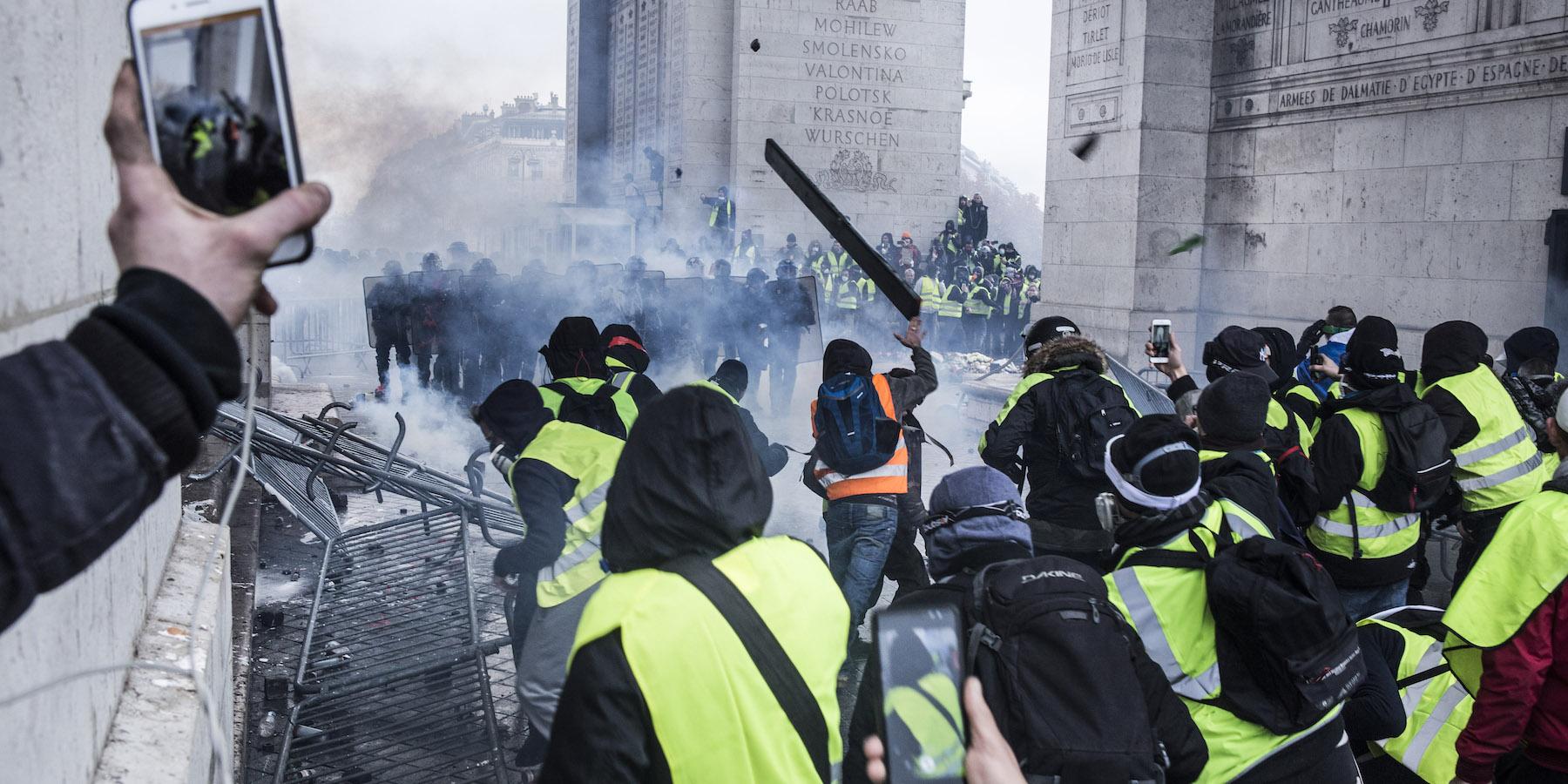 Comment la gauche radicale a enfilé un gilet jaune