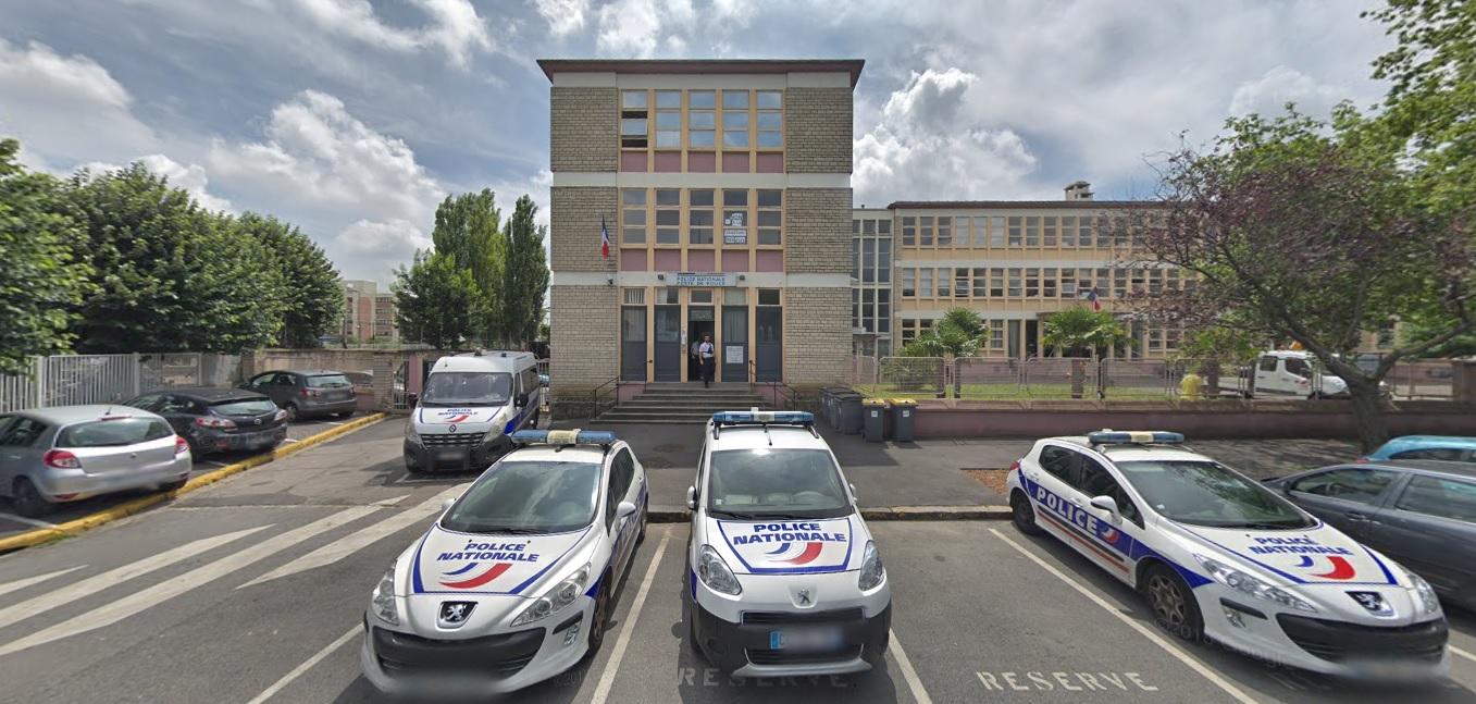 Coup de pied dans les parties et 36 heures de garde à vue pour un tag « Macron démission »