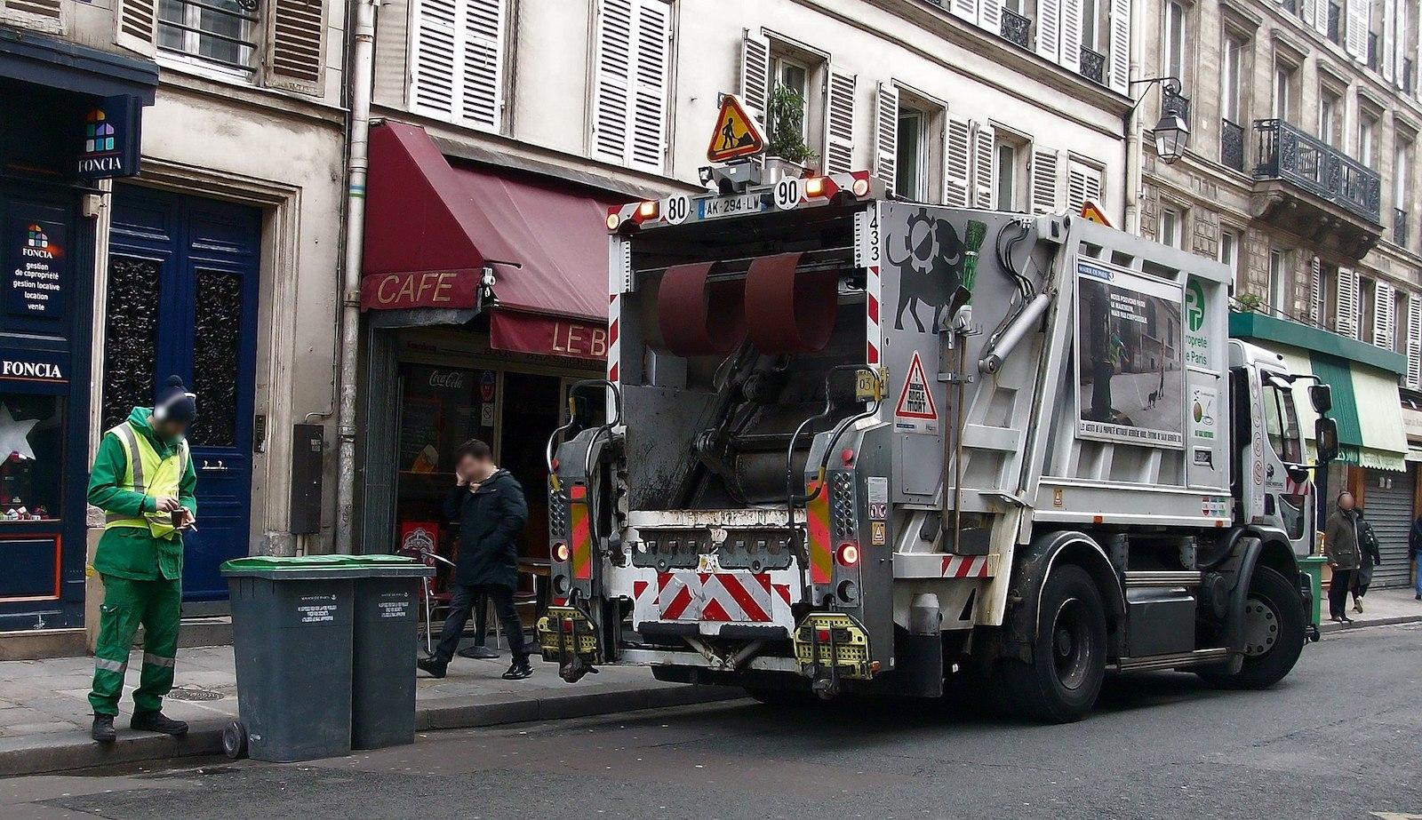 À la veille de la manif, la mairie de Paris vide les rues de poubelles, de Vélib et de barrières de chantiers