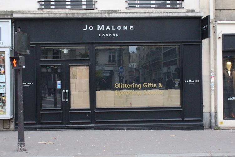 Cartons sur vitrines