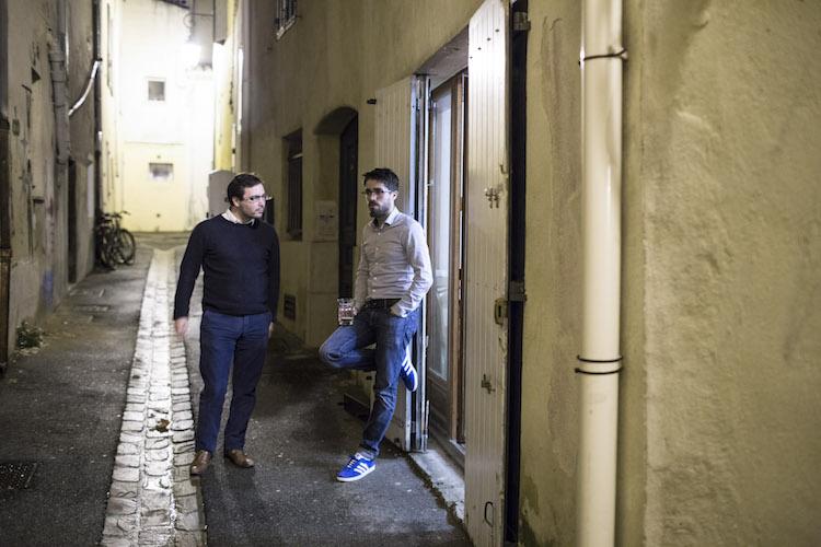 A la fraîche, devant le local