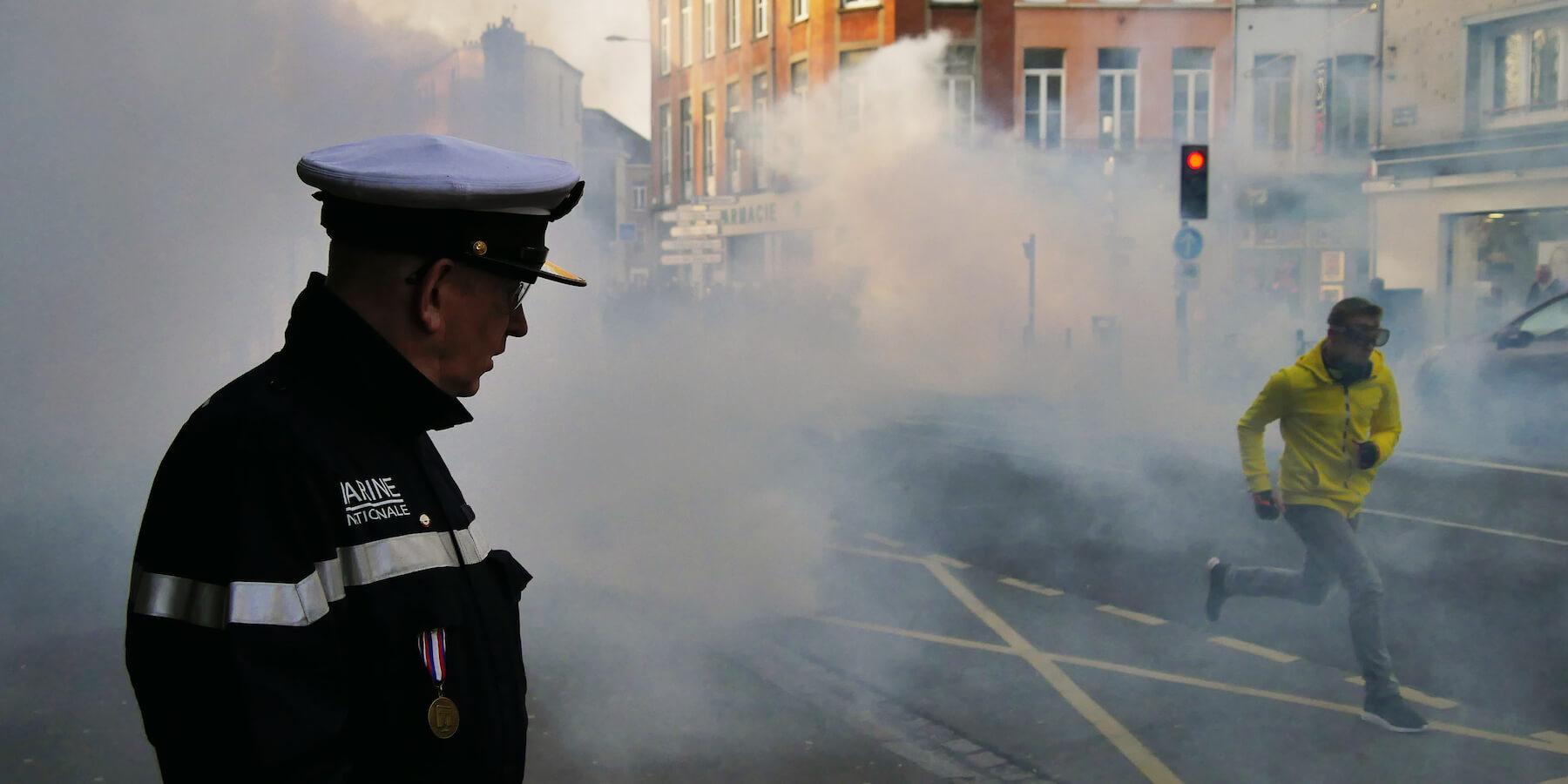 En uniforme et gilet jaune