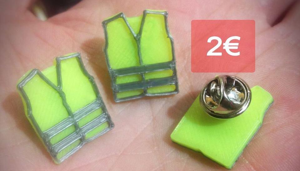 Il vend des pin’s pour offrir des coffrets cadeaux aux gilets jaunes blessés