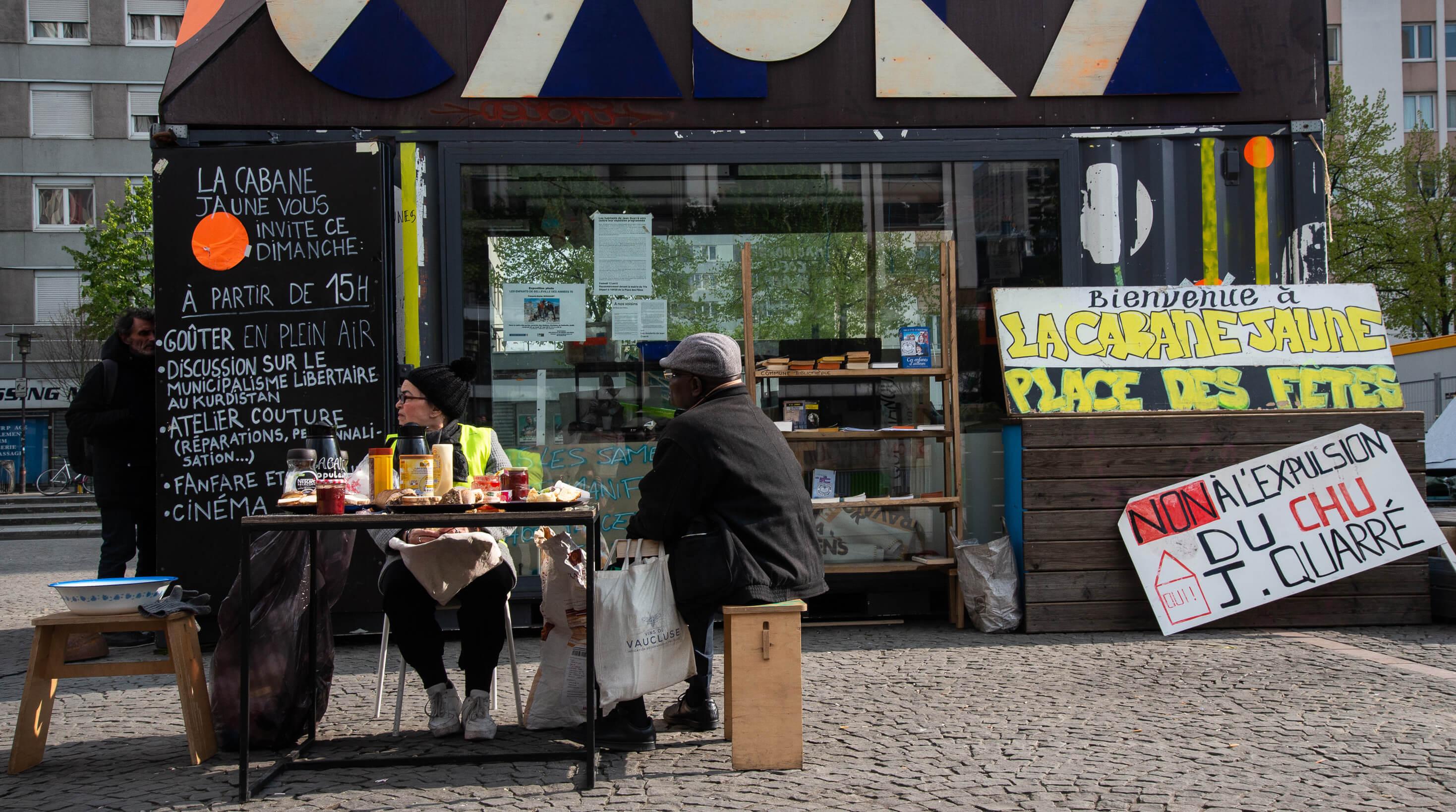 Un cabanon fait de deux conteneurs.