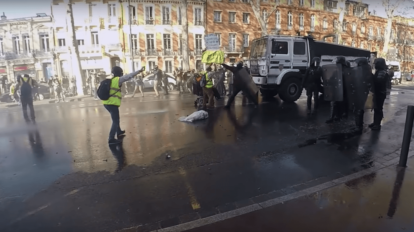 Une Gilet jaune en fauteuil victime de plusieurs violences policières