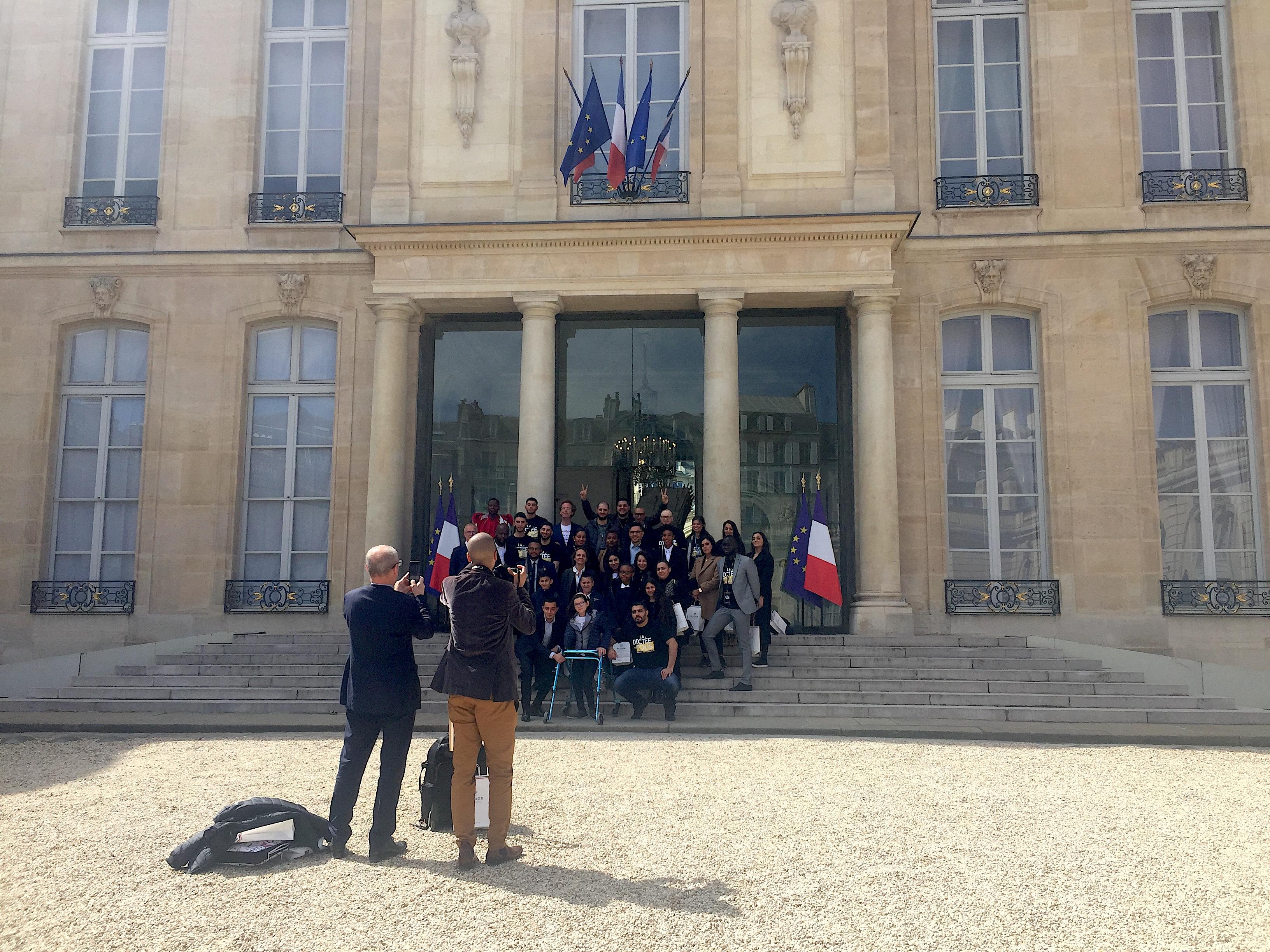 Ca pose devant l'Elysée.