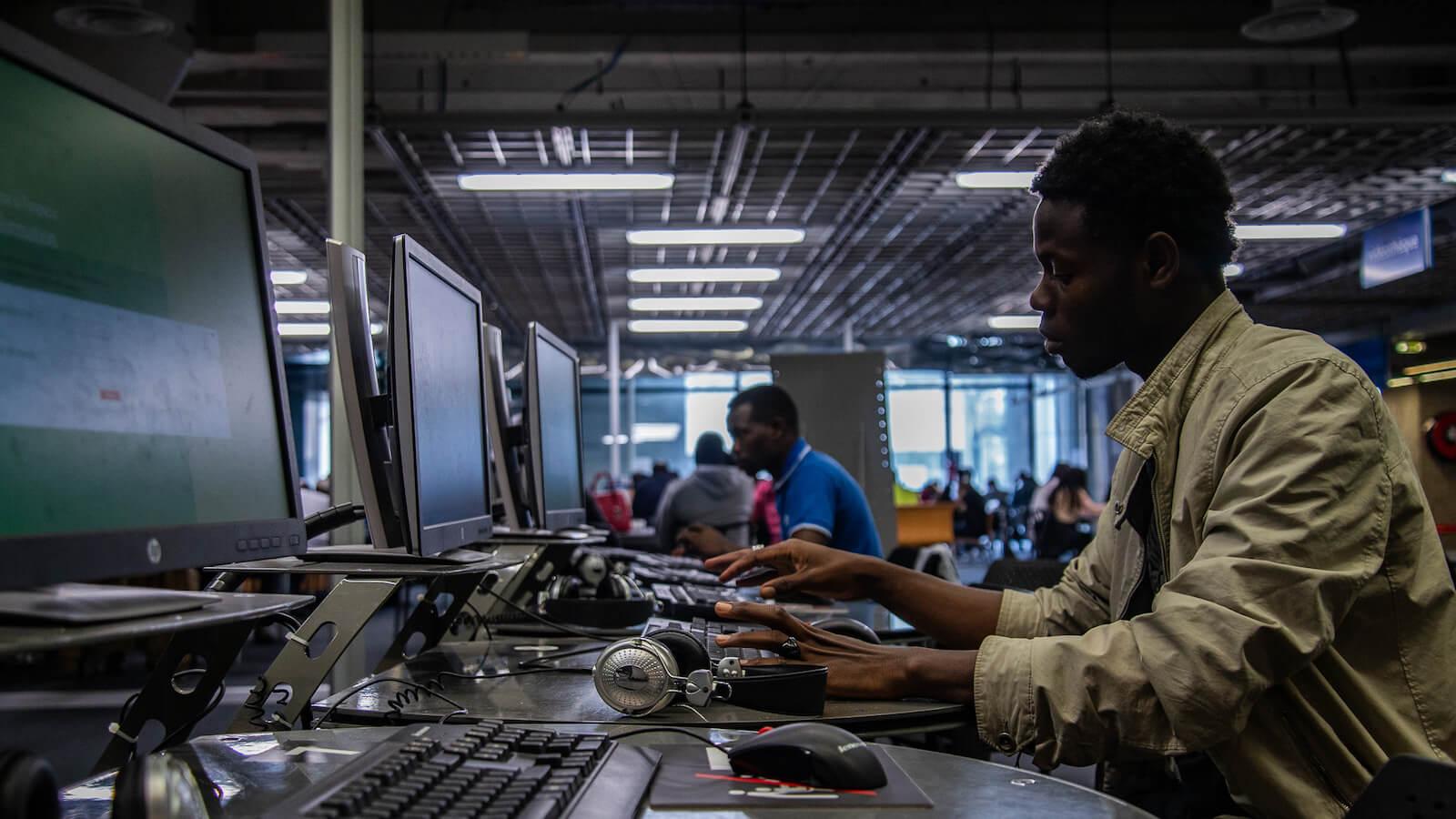 Chaque jour, la bibliothèque de la Cité des Sciences accueille de nombreux migrants