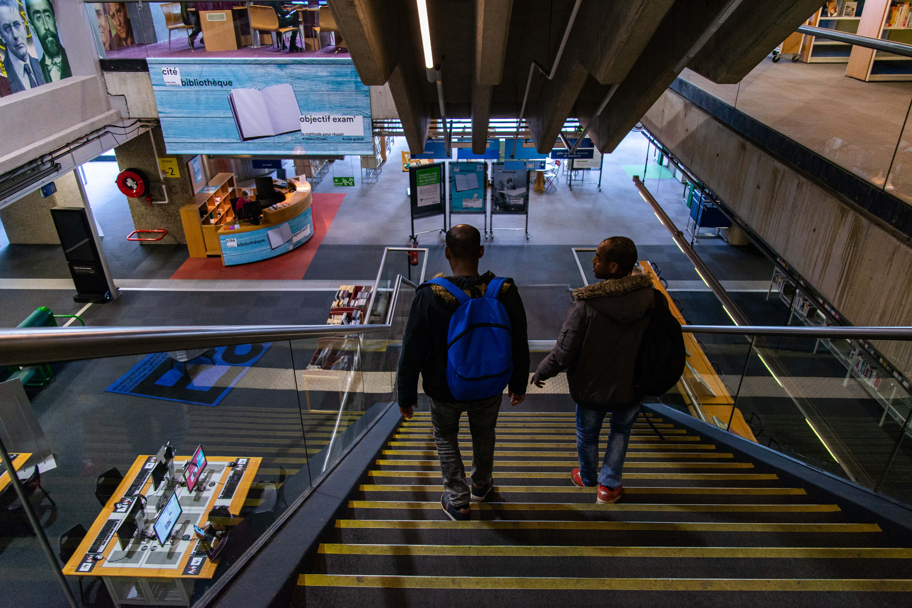 À l'ouverture, les usagers réguliers vont s'installer dans la bibliothèque