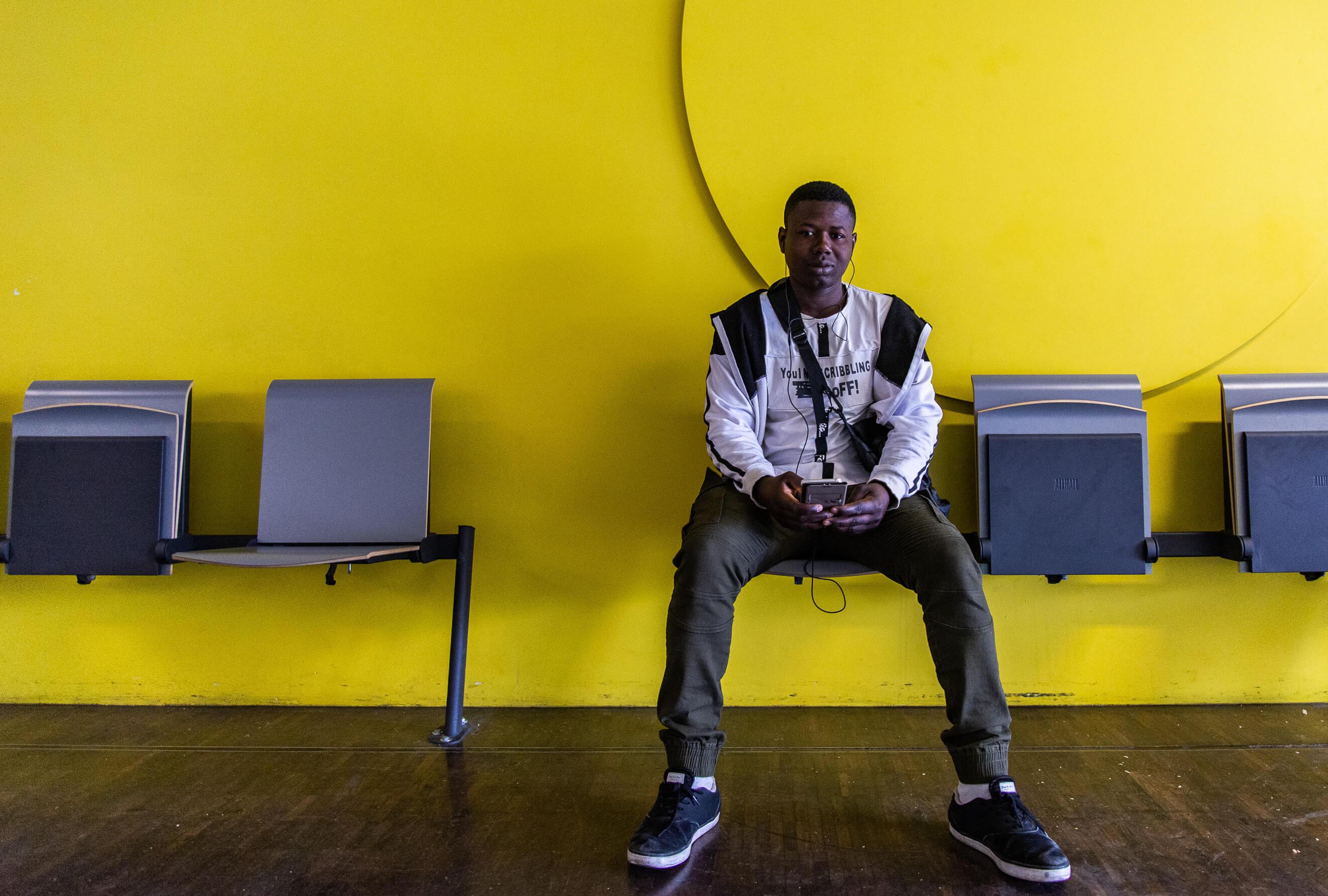 Amidou patiente devant la bibliothèque de la Cité des Sciences, avant son ouverture, du mardi au samedi à 12h.