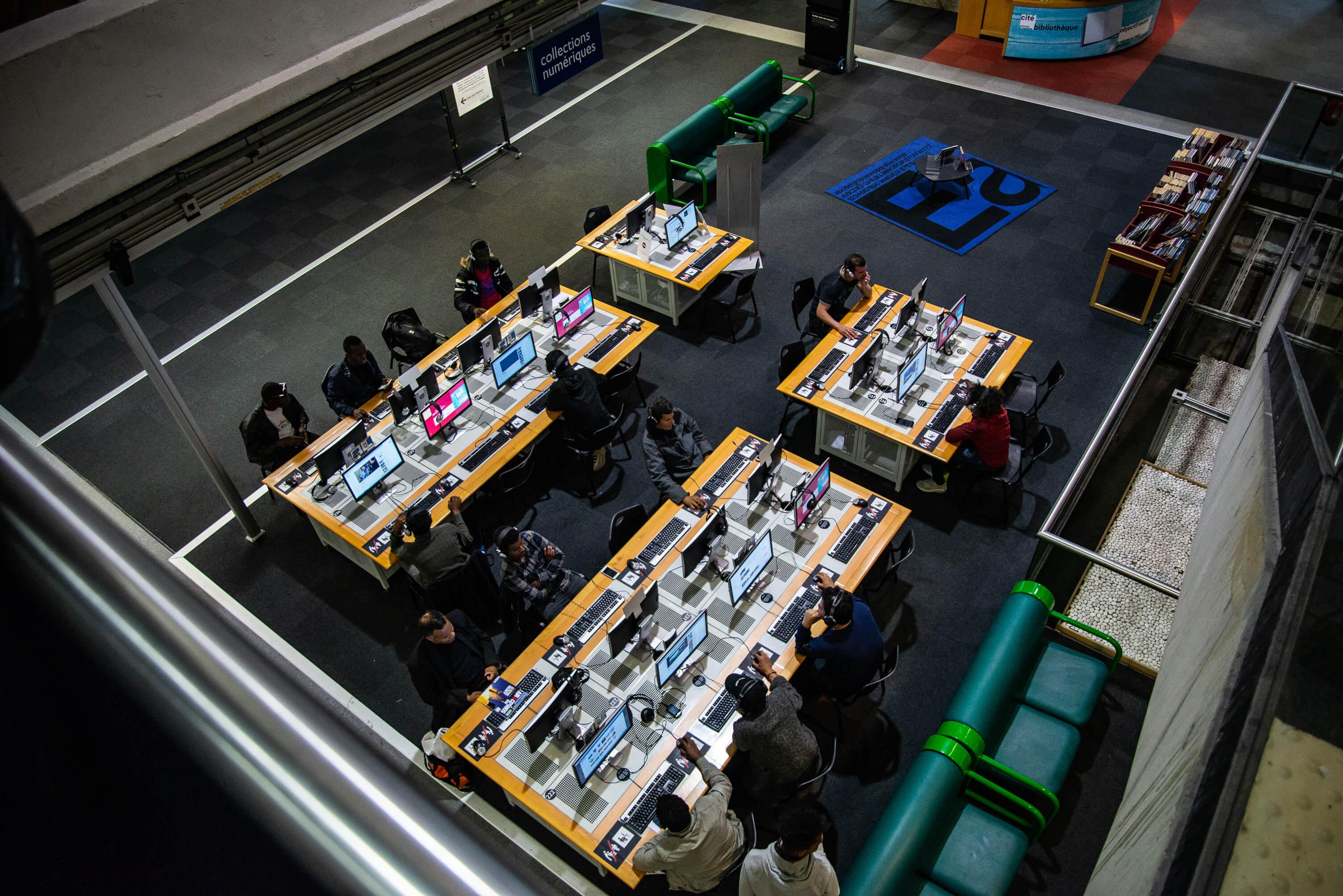 Sur les ordis ou les canapés vert, tout le monde vaque à ses occupations