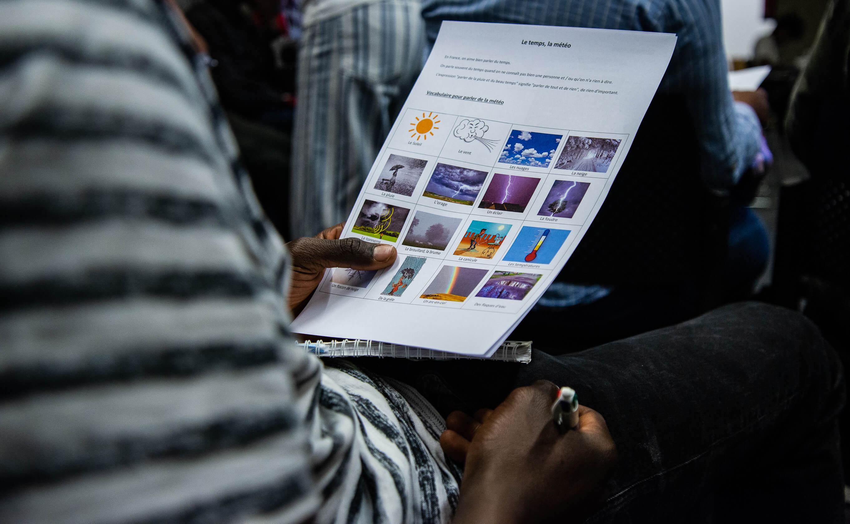 Des feuilles sur le vocabulaire de la météo ont été distribuées aux participants lors de l'atelier de conversation