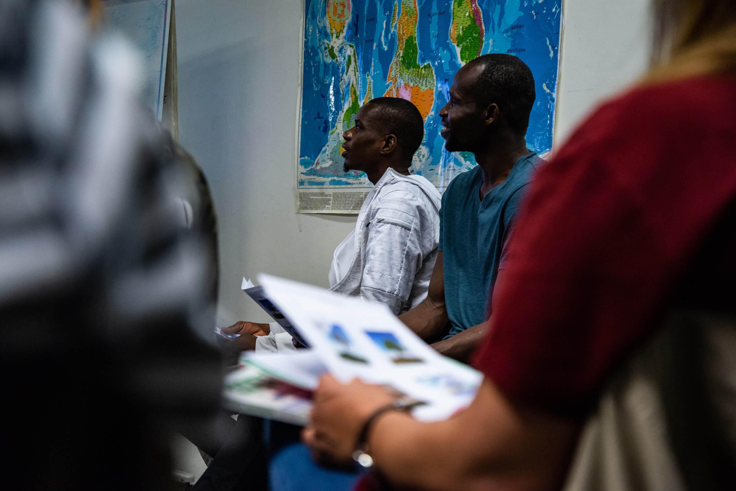 Après la formation à l'informatique, Bouba (au centre-gauche) participe aux ateliers de conversation.