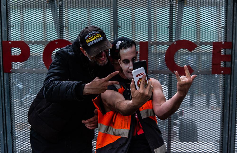 Un p'tit selfie avec Benalla devant le comic