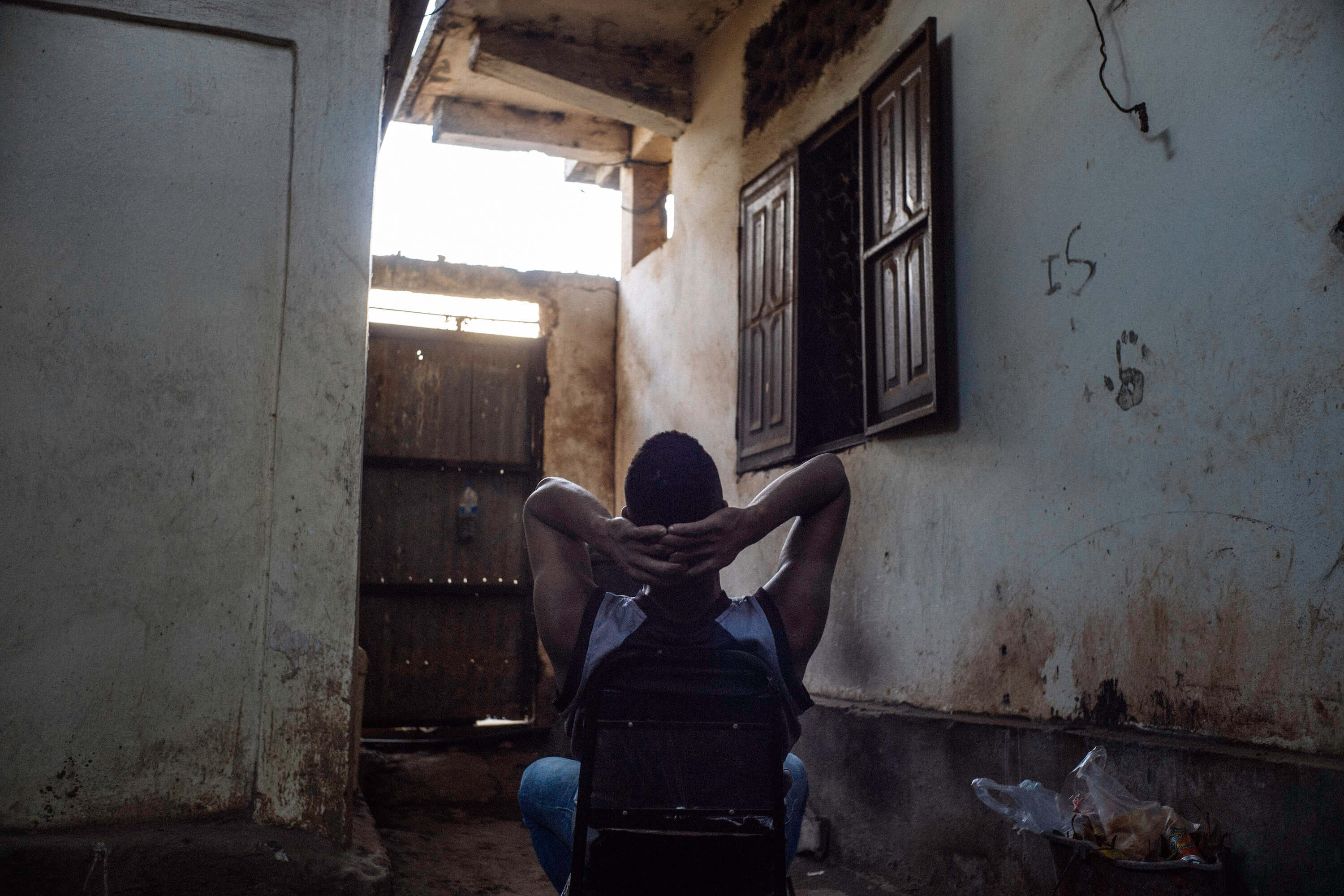 Rachid, la vingtaine, est à Mohéli, revenu après plusieurs aller-retours à Mayotte.