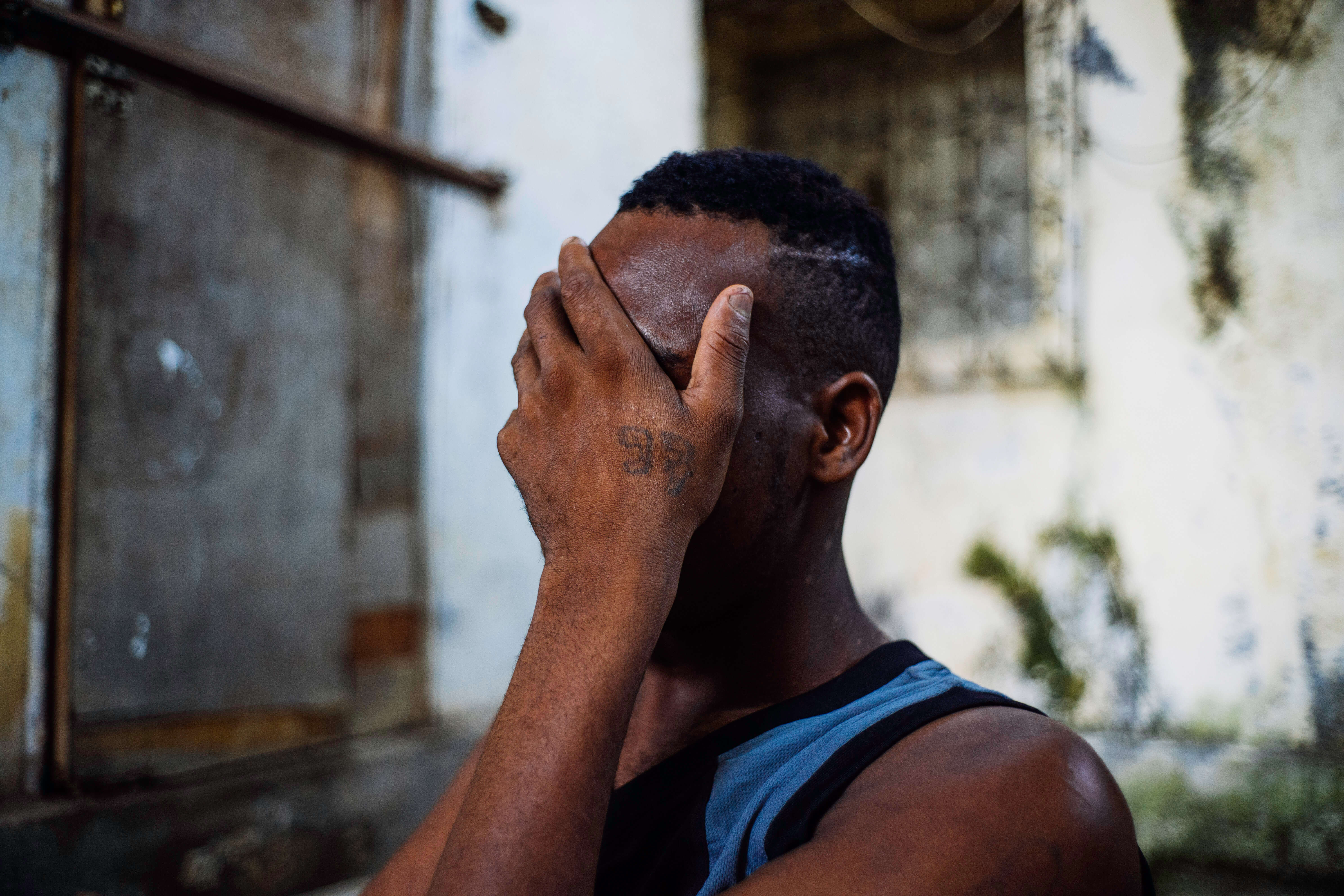 Sur la main de Rachid, le 97, numéro de son gang à Mayotte.