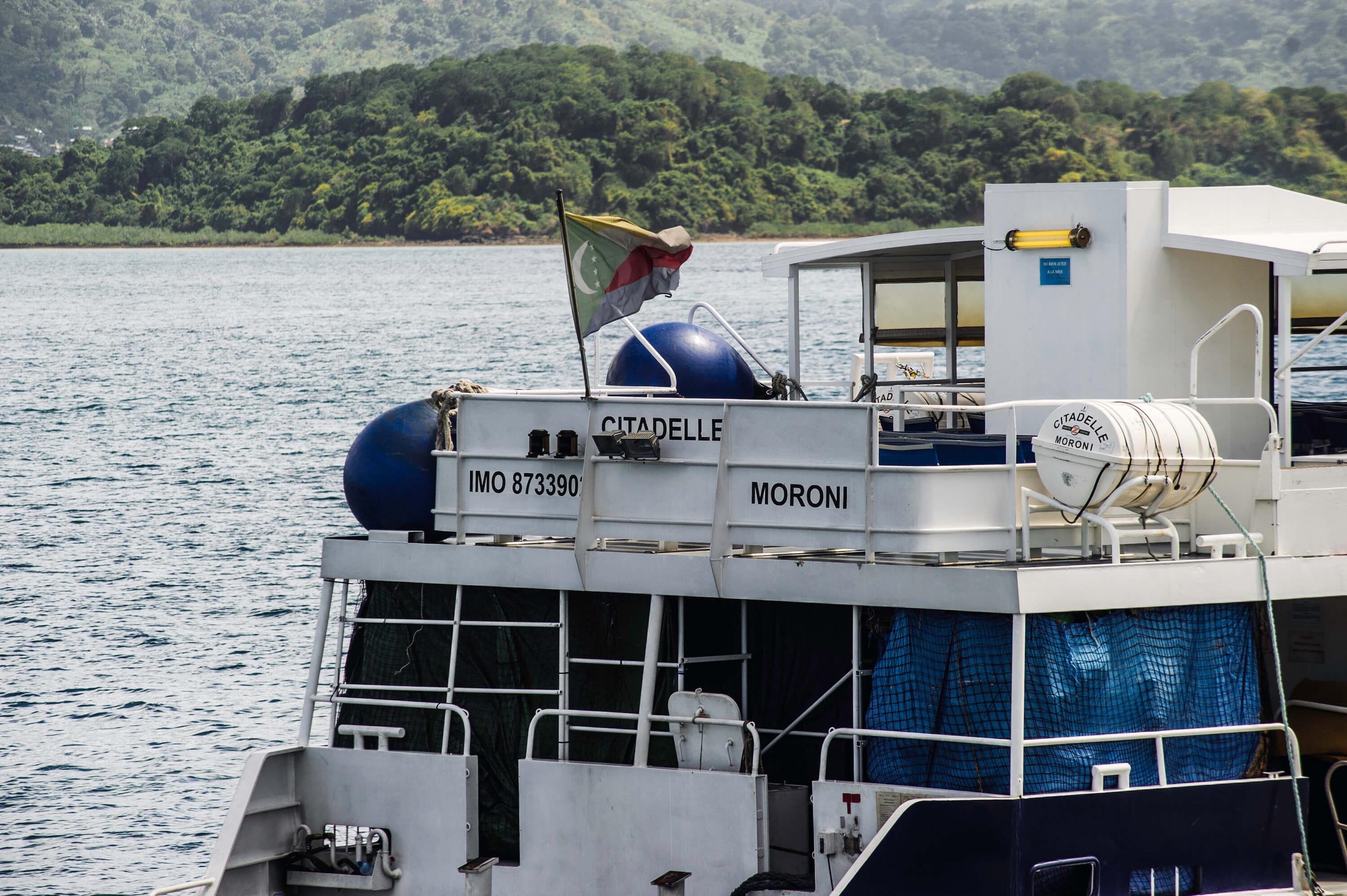 Le Maria Galanta, bateau qui bat pavillon comorien sur le quai Ballou à Dzaoudzi à Mayotte