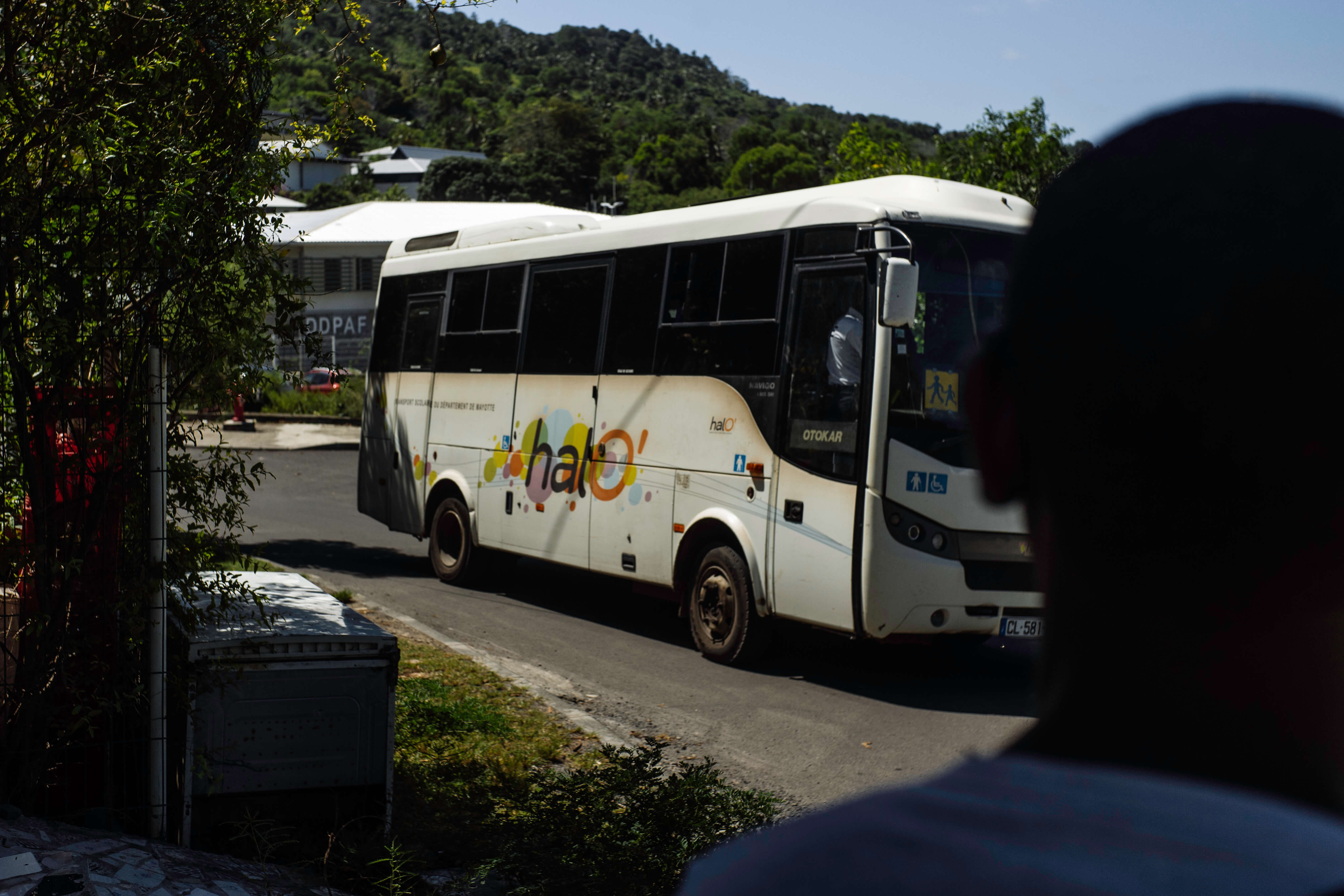 Le Centre de rétention de Pamandzi à Mayotte. Situé en petite terre, celui-ci voit un ballet incessant de bus, remplis de sans-papiers, passer ses portes. Le rythme des expulsions est effrené.