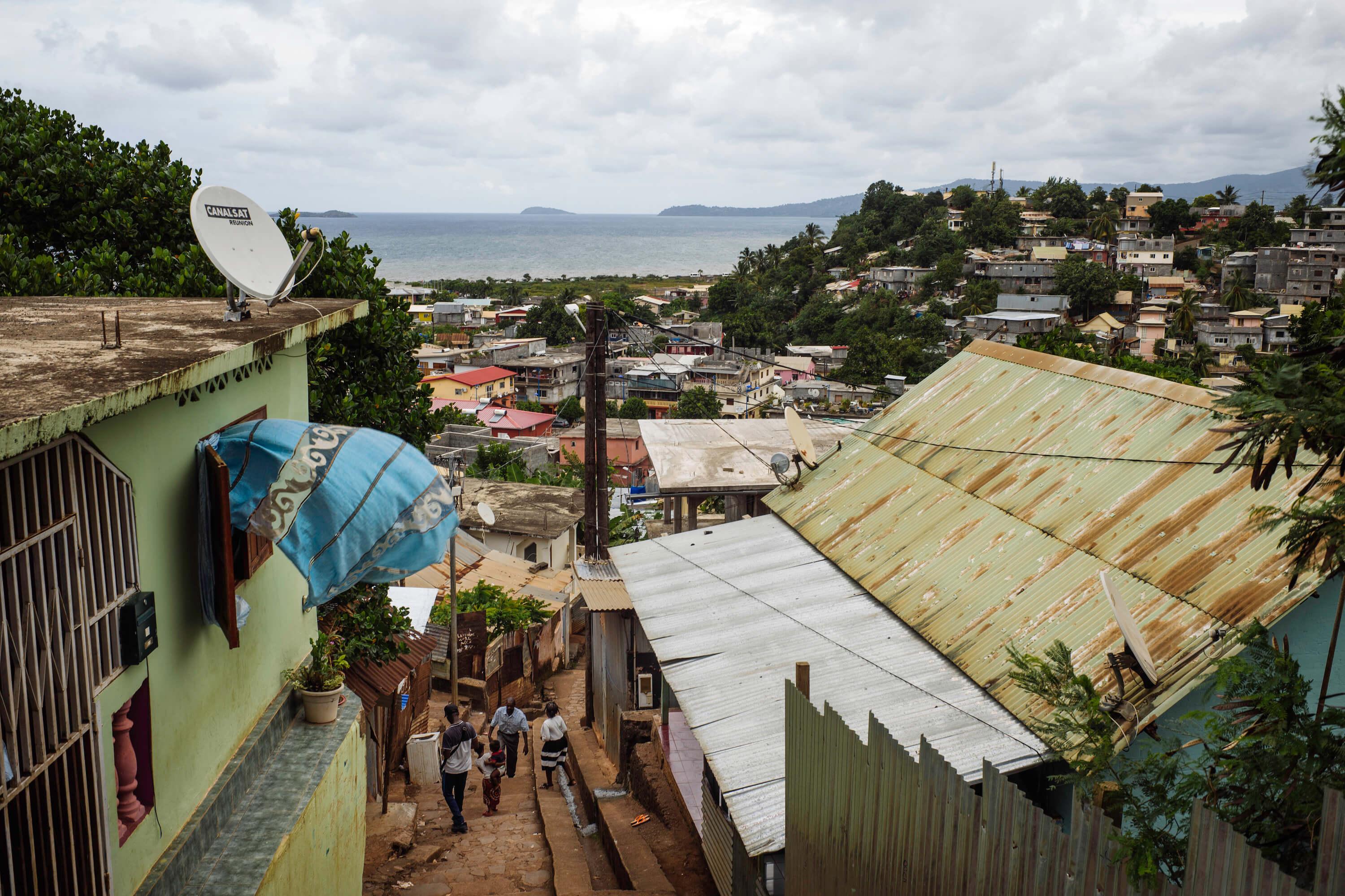 Dans le quartier de Cavani à Mamoudzou à Mayotte. Ici, beaucoup de Comoriens et de Comoriennes y vivent dans des petites maisons de tôle, dans des conditions souvent précaire