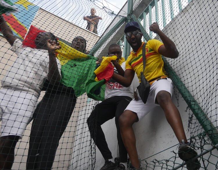 On fête la victoire chez les supporters maliens.