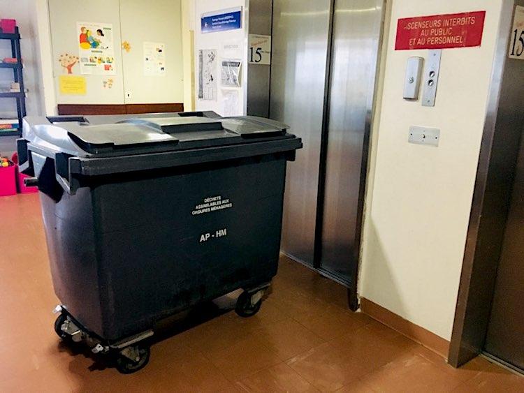 « Il y a des enfants qui, pour aller au bloc ou en réanimation, prennent les ascenseurs qui sont également utilisés pour descendre les poubelles. » (mai 2019, selon notre source