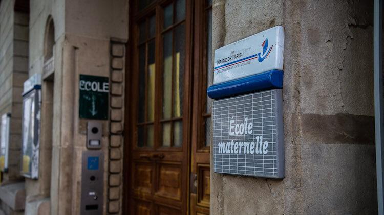 Les enfants, de par leur taille, sont plus près du sol et donc plus près des fibres s'il y a de l'amiante dans les écoles