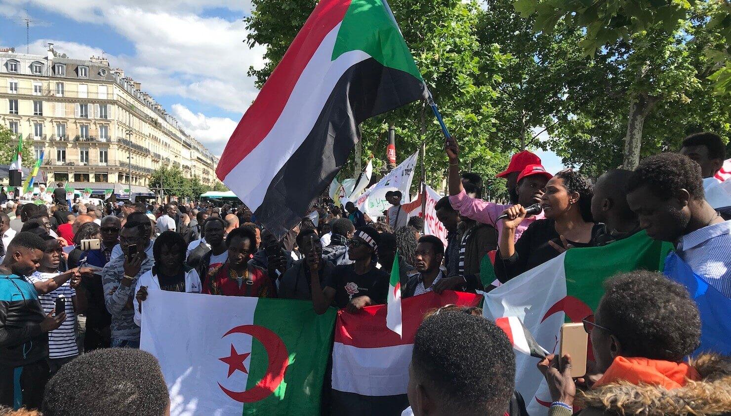 À Paris, Soudanais et Algériens manifestent côte à côte