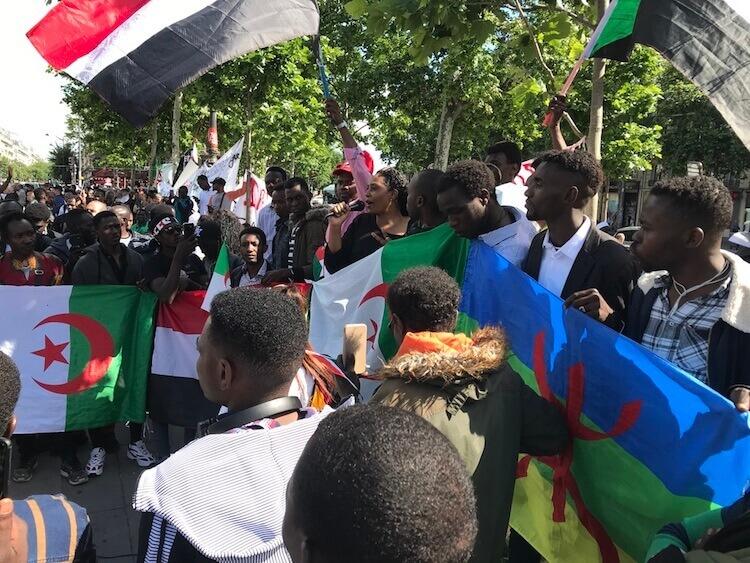 Les drapeaux se mêlent dans la manif'