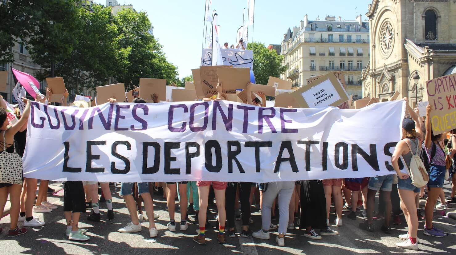 Des militants protestent contre la récupération de la marche des fiertés