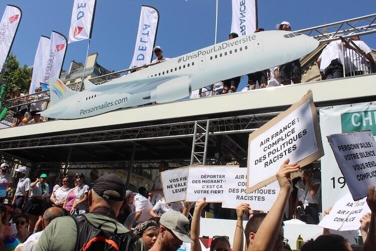 L’action avait pour but de forcer le char de Person’Ailes à couper sa musique pour amorcer un dialogue avec le personnel LGBT+ d’Air France.