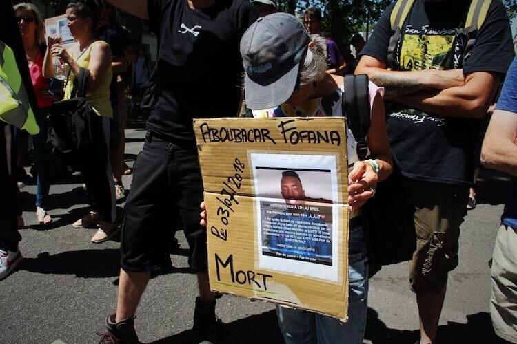 Lors de la marche du 6 juillet pour Steve et contre les violences policières, on exhibait également le portrait d'Aboubacar Fofana, mort au Breil en 2018