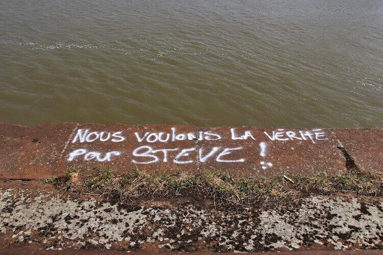 Sur le bord des quais de la Loire où Steve a disparu
