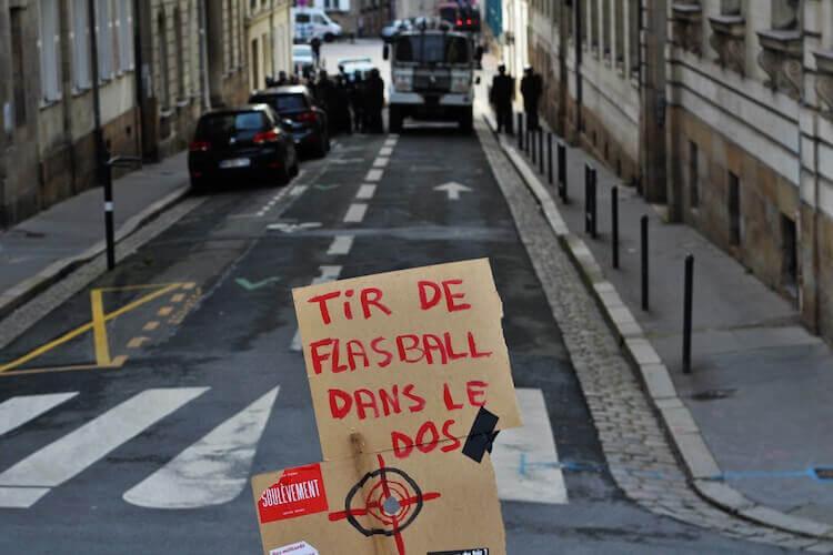 Lors de l'acte 11 des Gilets jaunes à Nantes, les protestations contre les armes de la police sont nombreuses.