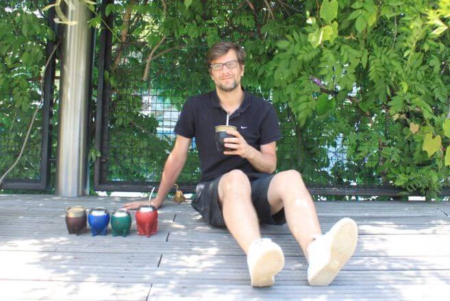 L’homme qui murmurait à la calebasse des footballeurs.