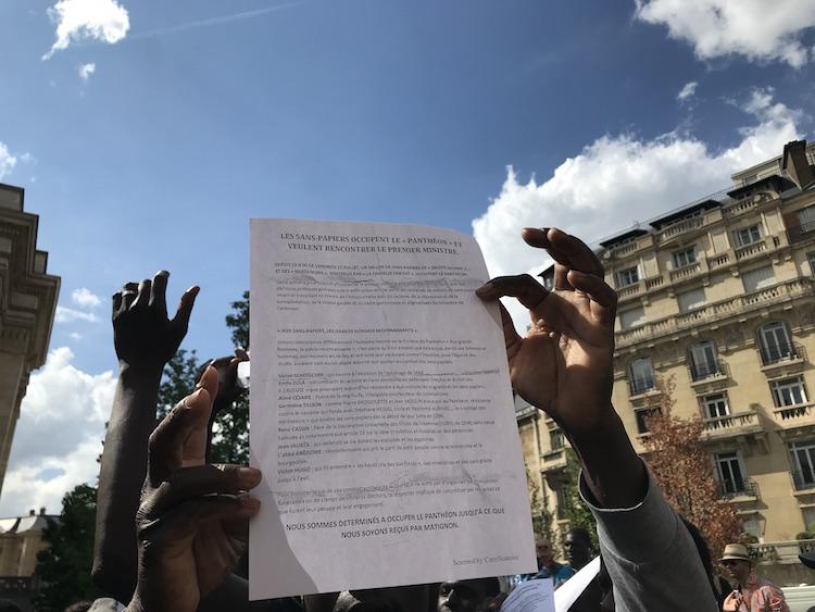 Les Gilets noirs brandissent leur demande de rencontrer le Premier ministre.