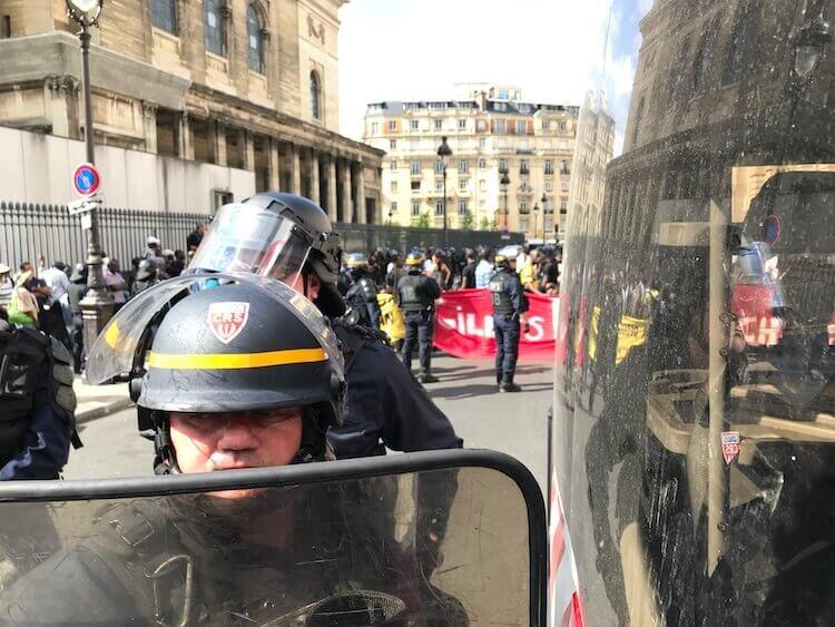 La police empêchait les journalistes et les Gilets noirs restant d'accéder au Panthéon.