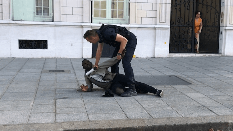 Un homme se fait violemment interpeller lors de la manifestation devant la Panthéon.